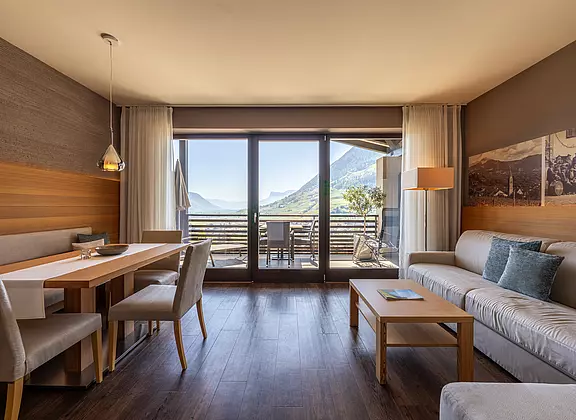 Ferienwohnung mit Couch und Wohnzimmer in Algund
