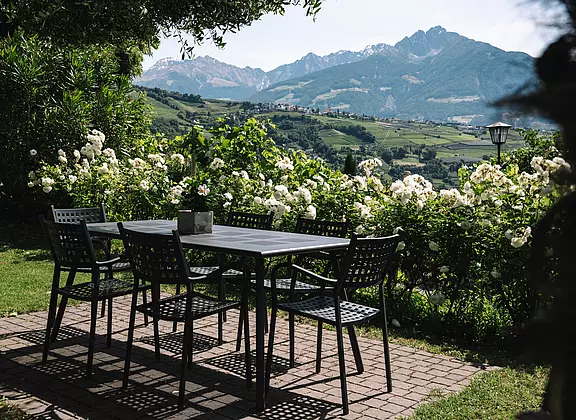 Gartenanlage mit Sitzgelegenheit