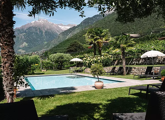 Pool mit Bergblick