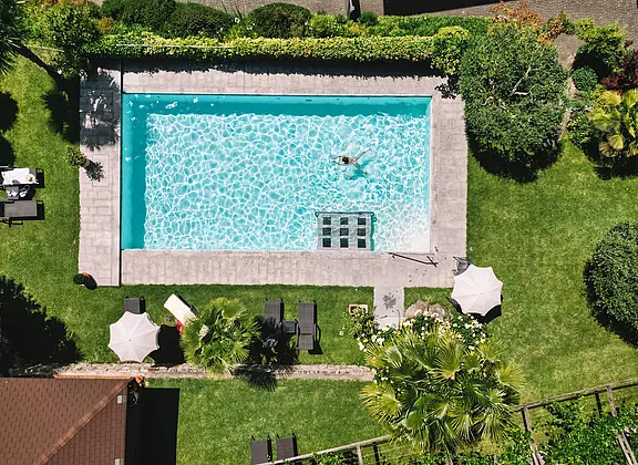 Vogelperspektive Schwimmbad